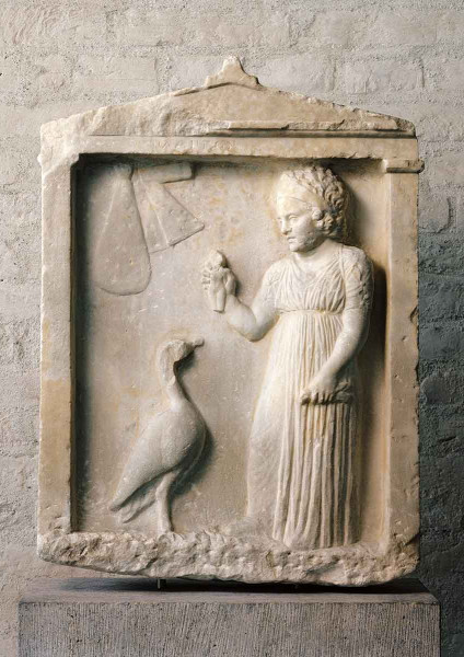 Relief eines Mädchens mit Gans