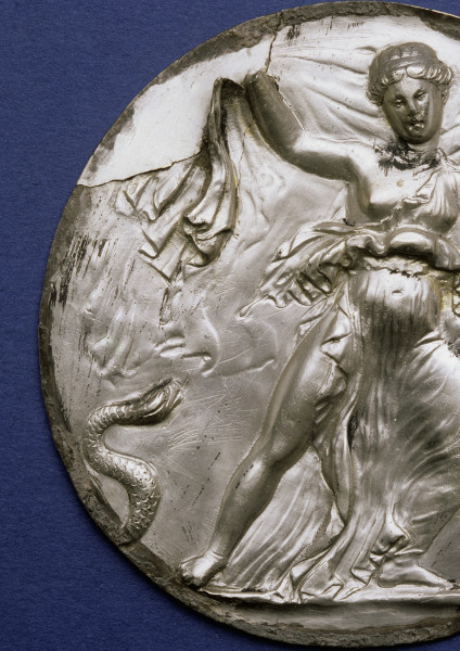 Silberrelief, Angreifende Schlange