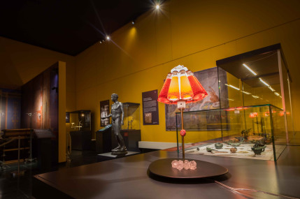 Blick vorbei an der CAMPARI-Lampe in die Ausstellung