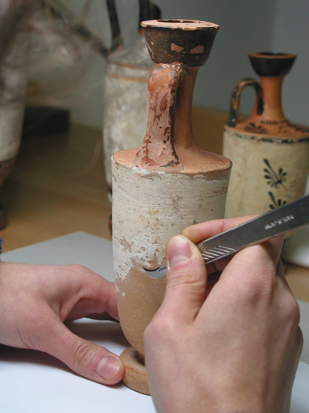 Bild Vom weißen Grund attischer Tongefäße werden Proben zur Analyse entnommen, 2009