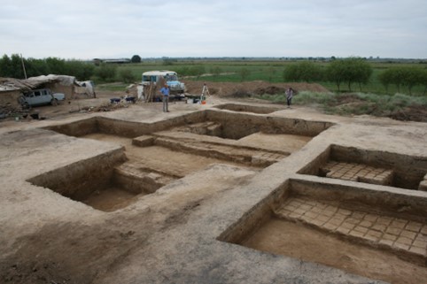Blick von Nordosten auf den „Großen Korridor“ des Palastes. 2009 wurden die Dimensionen der Anlage auf dem Gurban Tepe erstmals deutlich, links steht noch Ragufs Hütte, 2009 (Foto: F. Klauser)