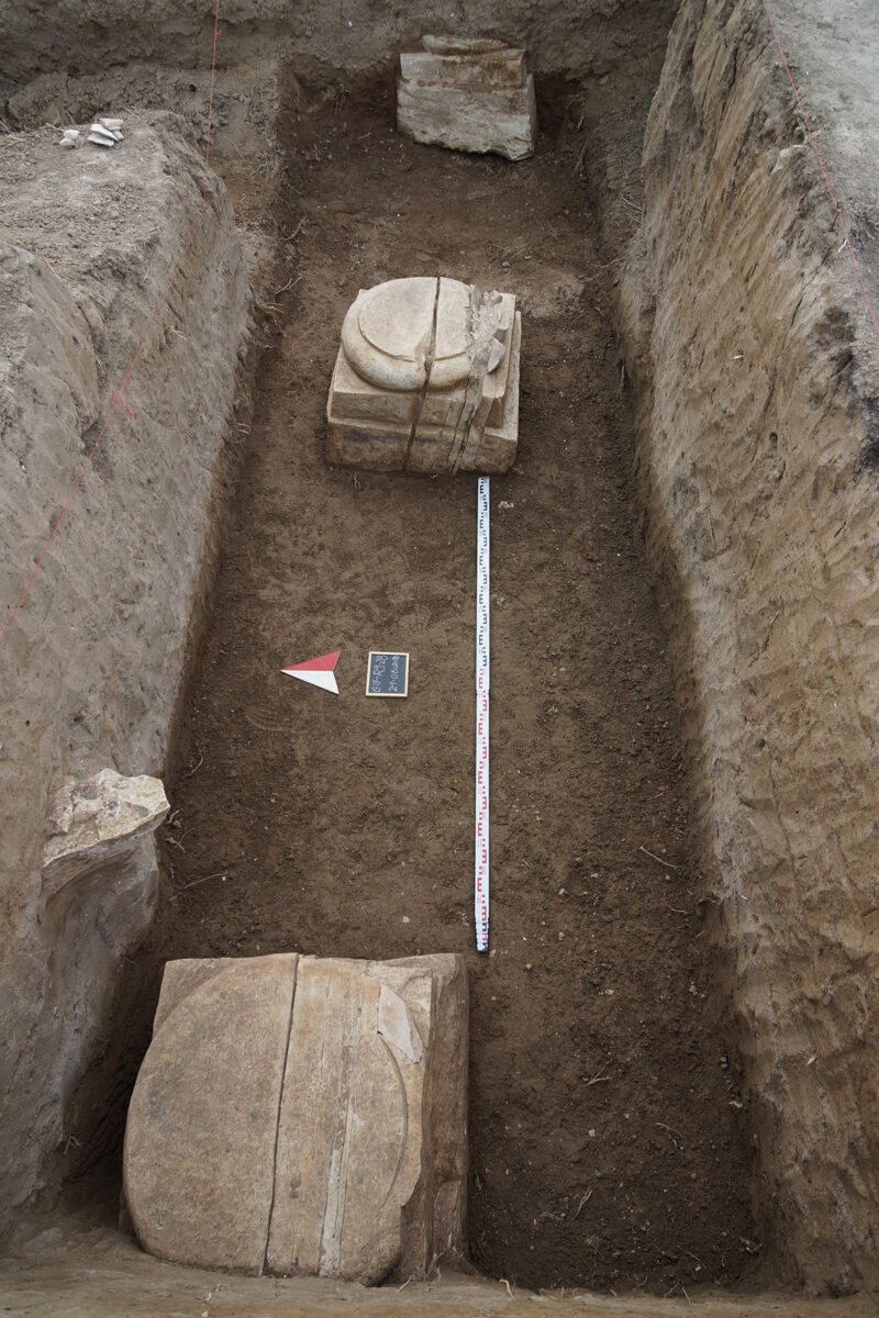 Ohne Parallele sind die drei Säulenstellungen in RXXI (B31, B28, B19 von vorn nach hinten), Ansicht von Westen, 2018 (Foto: M. Gütte)