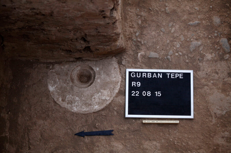 Dieser Türangelstein an der Nordwange des Durchgangs zum großen Korridor gehört noch zur 1. Bauphase, 2015 (Foto: J. Adolphi)