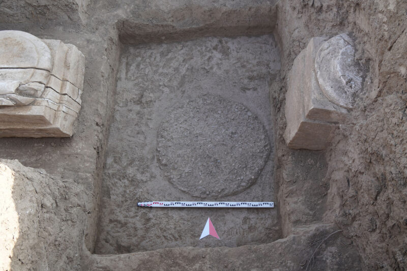 Das kreisrunde Kiesfundament der 1. Bauphase kann nur eine Glockenbasis getragen haben, 2023 (Foto: M. Gütte)