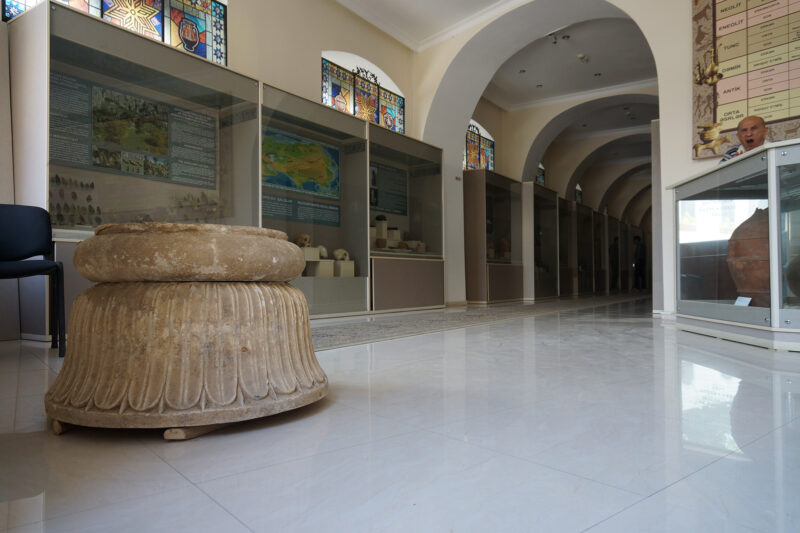 Glockenbasis B34 aus R XXXIV im Archäologischen Museum Baku, 2019 (Foto: M. Gütte)