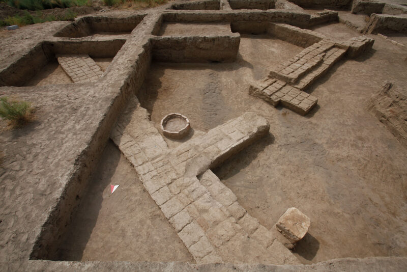Lehmziegelgebäude von Norden, im Vordergrund ein Ofen, 2015 (Foto: J. Adolphi)