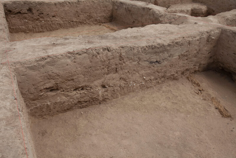 Steinkreis von Süden, Steinabdeckung in zwei Nordprofilen, 2015 (Foto: J. Adolphi)