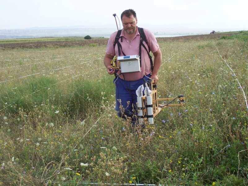 Durch Wolfgang Rösler wurden 2008 vier Flächen magnetisch prospektiert. Dabei konnte u.a. die Ausdehnung der Umfassungsmauer der Gartenanlage genau bestimmt werden, 2008 (Foto: A. Mehnert)