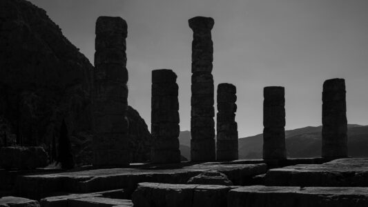 22.08.2020, Griechenland, Thessalien - Mittelgriechenland, Delphi: Der Apollontempel von Delphi.