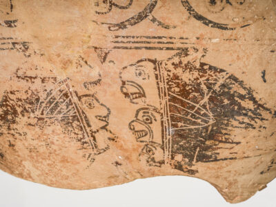 Zwei antithetische Seeungeheuer (Ketoi), die drei Löwenköpfe mit einem Fischleib verbinden.