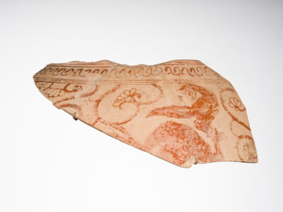 Rückseite des Kraters. Ein bärtiger Mann läuft in die Gegenrichtung, wendet sich aber zum Geschehen auf der Vorderseite um.